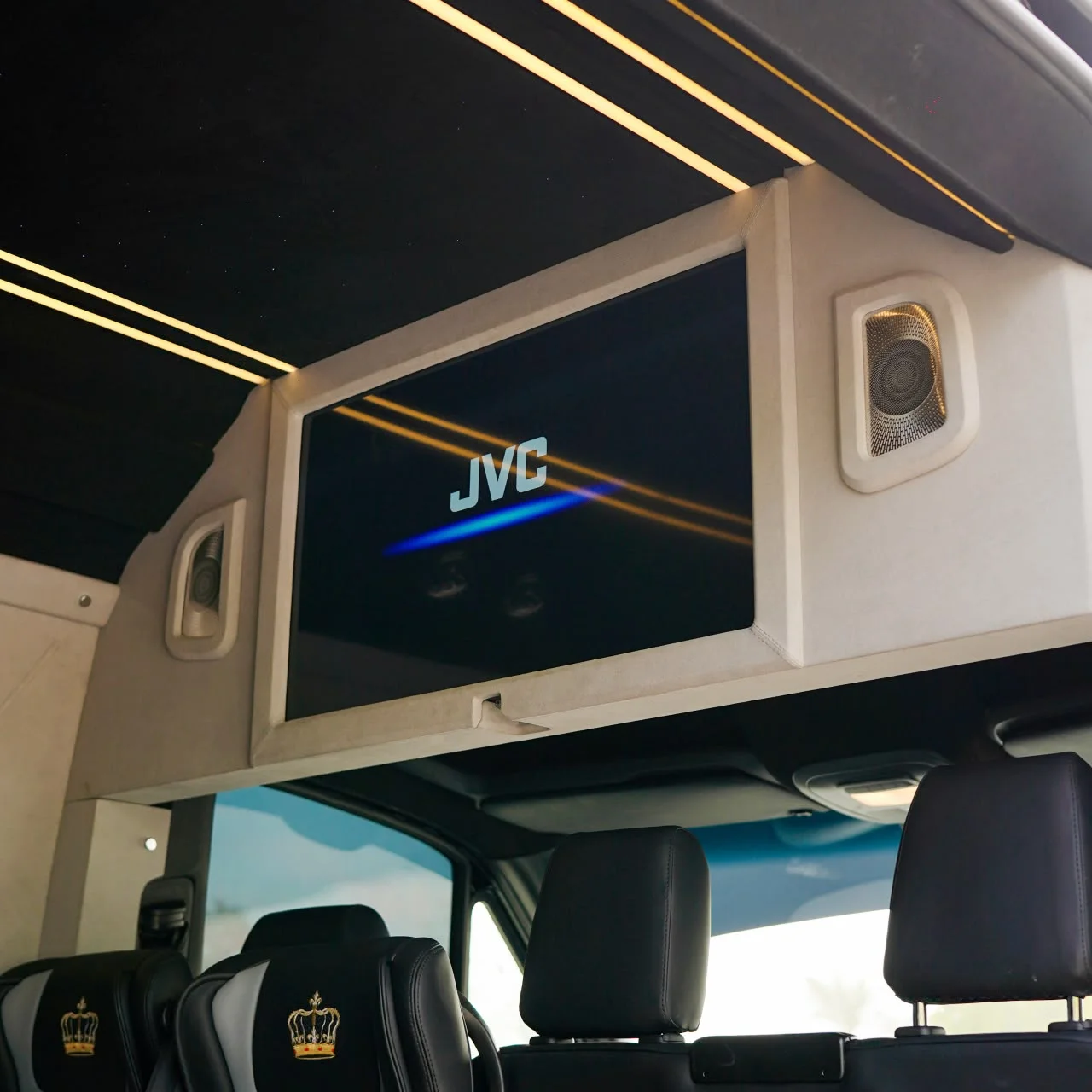 Mercedes-Benz Sprinter White 13-Seater gallery image